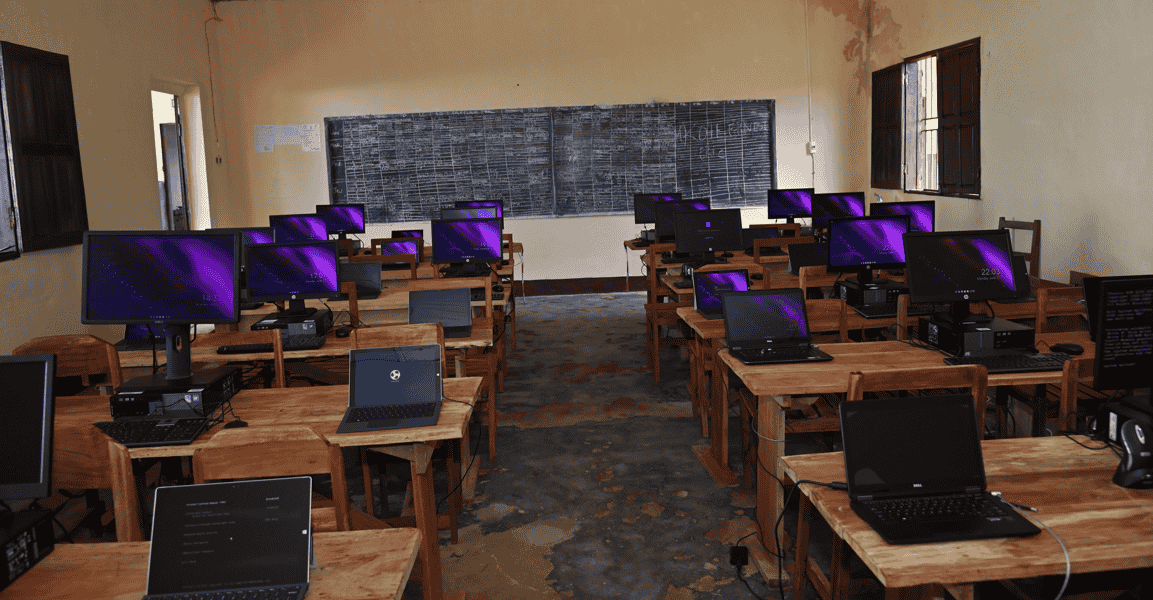 Une partie du matériel informatique offert par COTCO au Lycée bilingue de Lolodorf