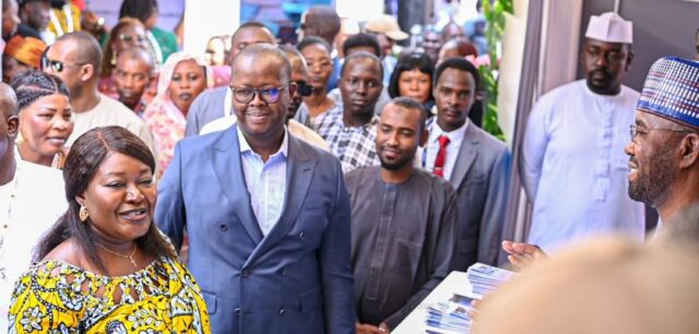Mme Ndolenodji Alixe Naïmbaye, ministre du Pétrole visitant le stand de COTCO-TOTCO