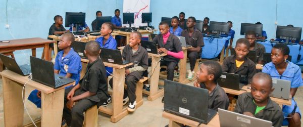 Salle informatique équipée par COTCO