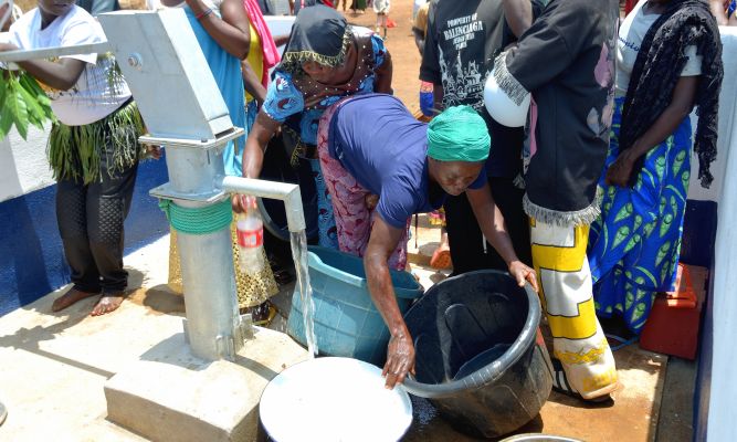 Forage manuel construit par COTCO à Biboko