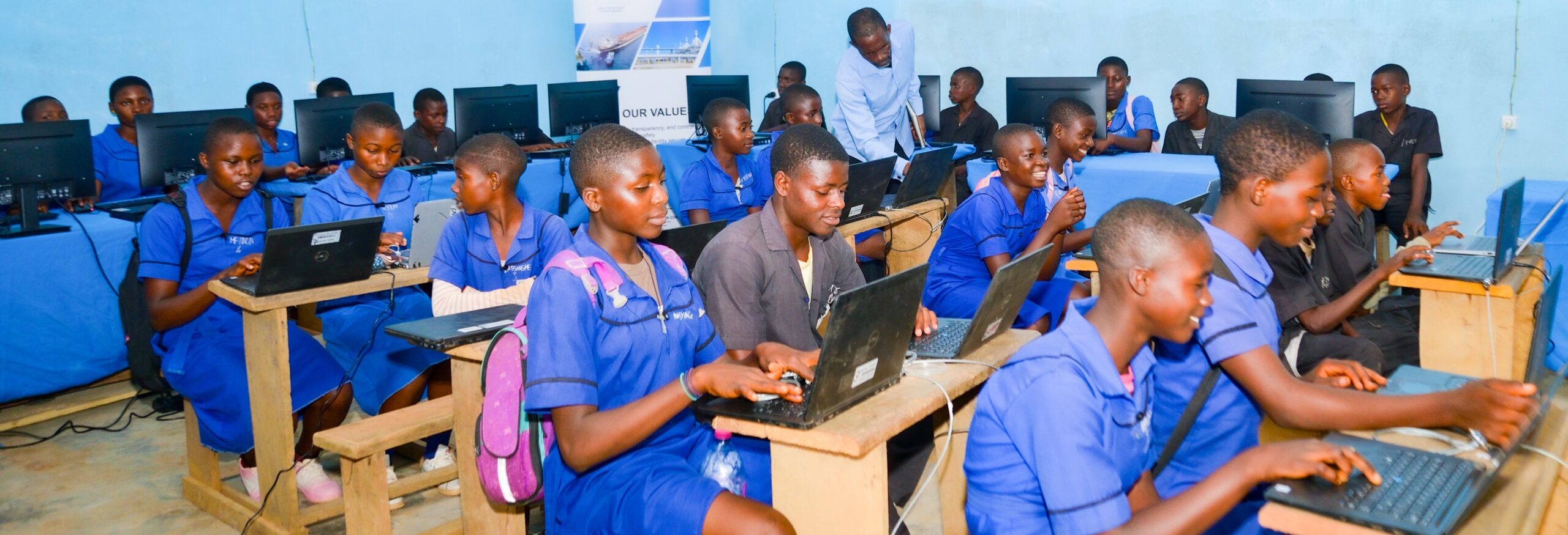 Salle informatique équipée par COTCO