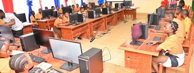 Salle informatique du lycée technique bilingue de Nkolbisson, équipée par COTCO