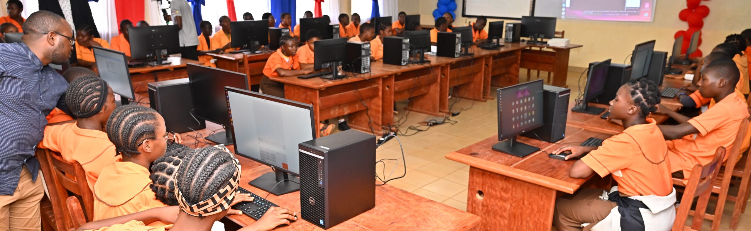 COTCO offre 25 ordinateurs au lycée technique bilingue de Nkolbisson
