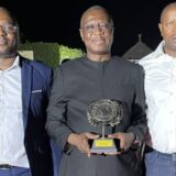 Le PCA de COTCO, Alladoum Désiré Nandogongar, avec le personnel de COTCO.